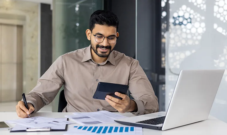 What does a data analyst do