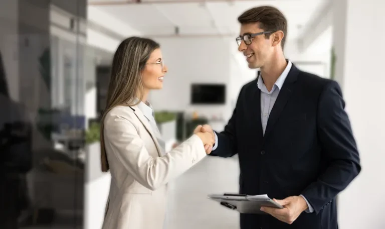 How to introduce yourself in an interview as a fresher: complete guide with examples